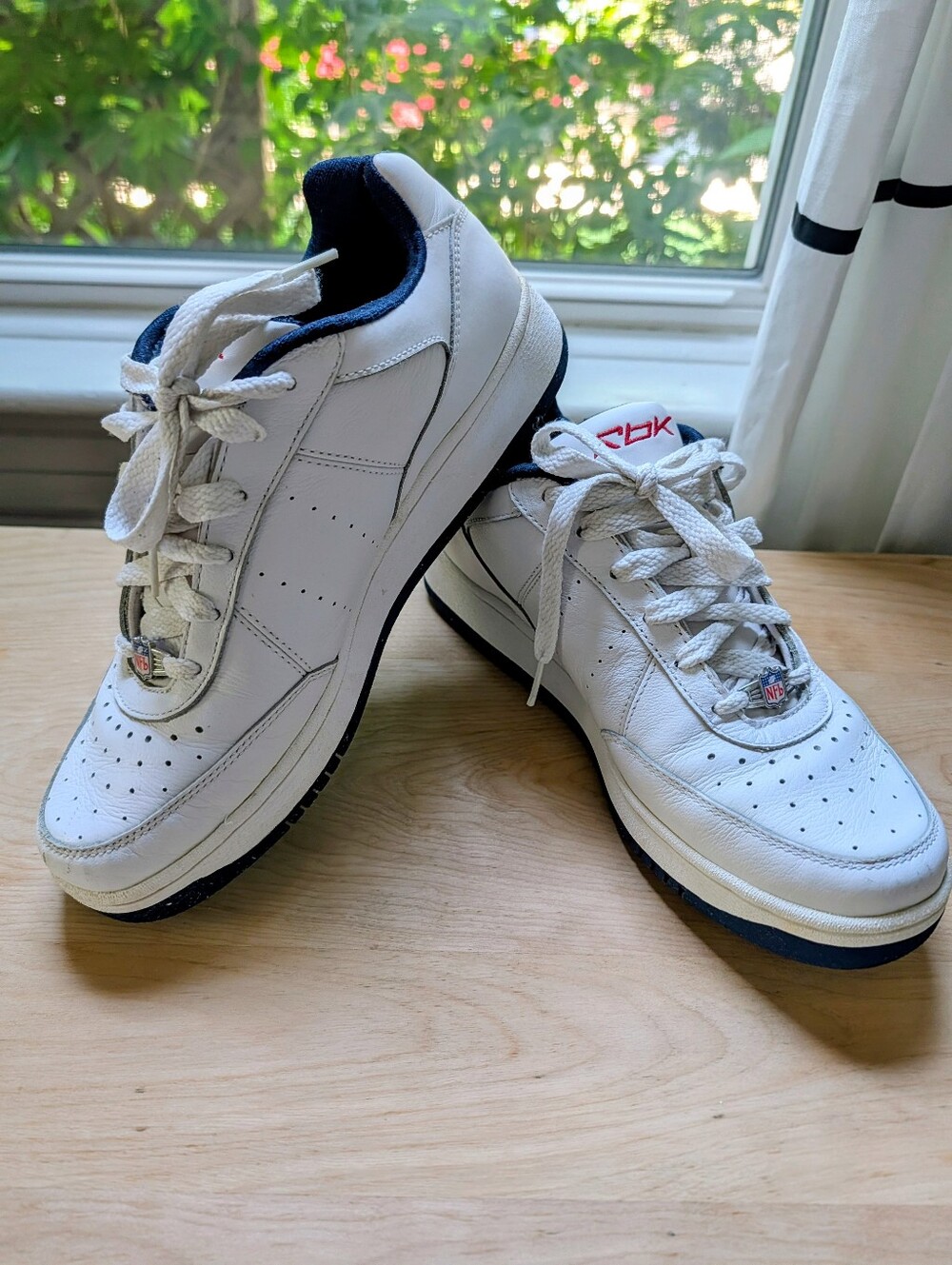 Vintage Official NFL New England Patriots Reebok Sneakers Men's Size 10 Retro